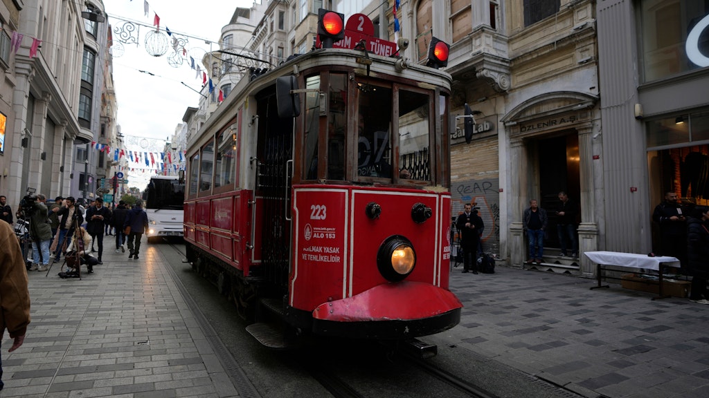 Am Morgen nach dem Anschlag fuhr die historische Straßenbahn wieder durch die Einkaufsstraße.