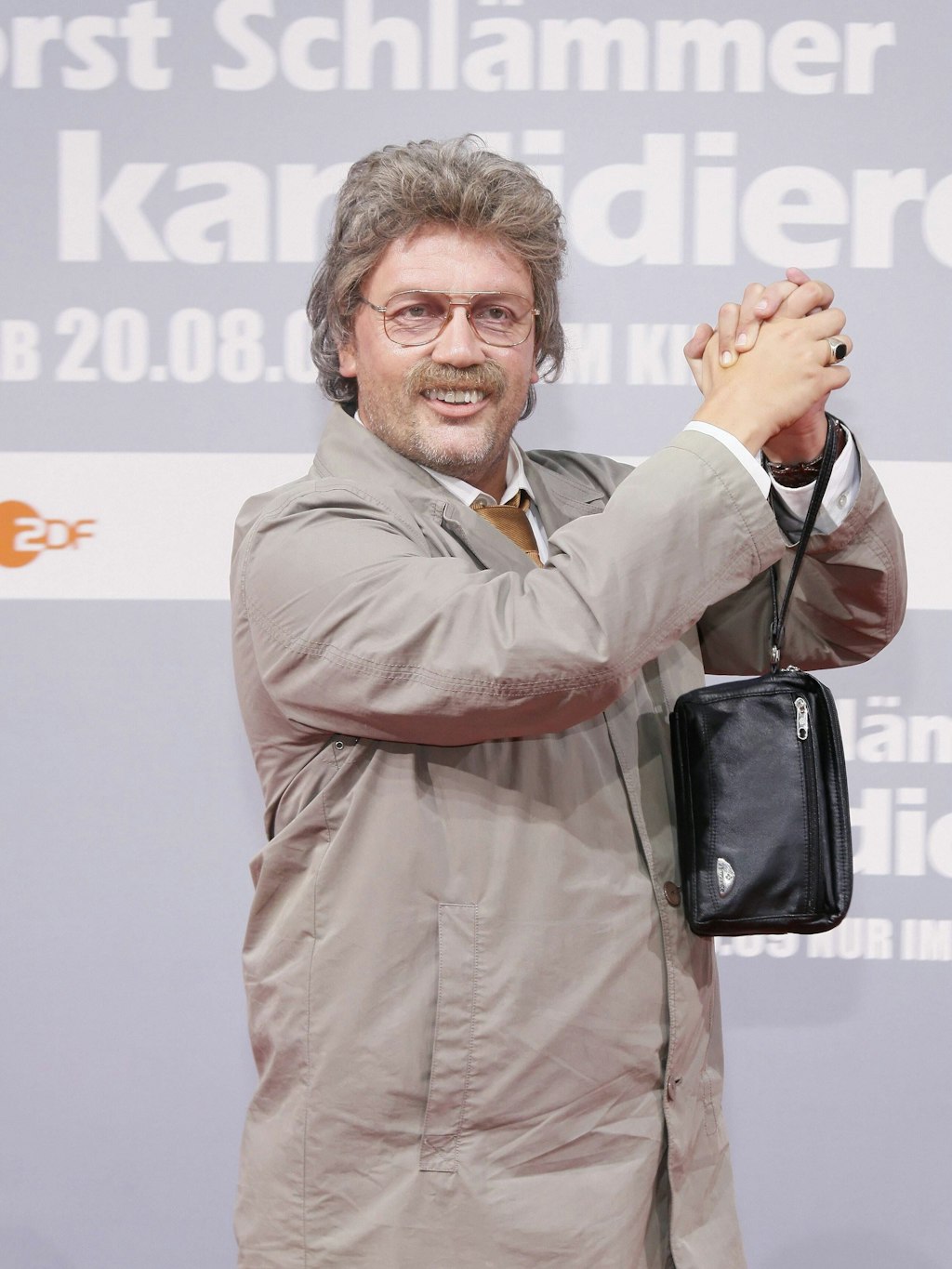 Einer der bekanntesten Träger der Männer-Handtasche: Horst Schlämmer.
