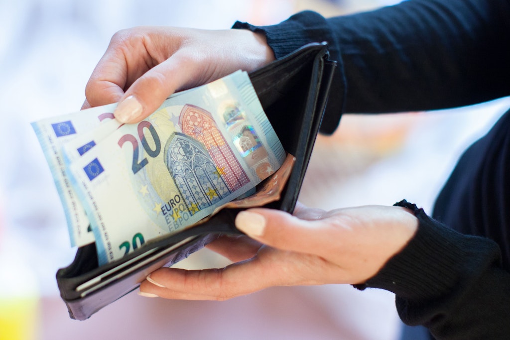 Reicht das Geld noch? Das fragen sich viele Menschen in Deutschland, auch wenn die Zahl der Überschuldeten gesunken ist.