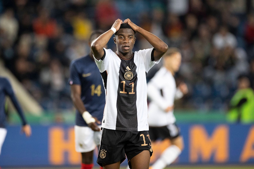 Deutschlands Youssoufa Moukoko muss sich nicht ungläubig die Haare raufen. Er ist der jüngste WM-Spieler in Katar.