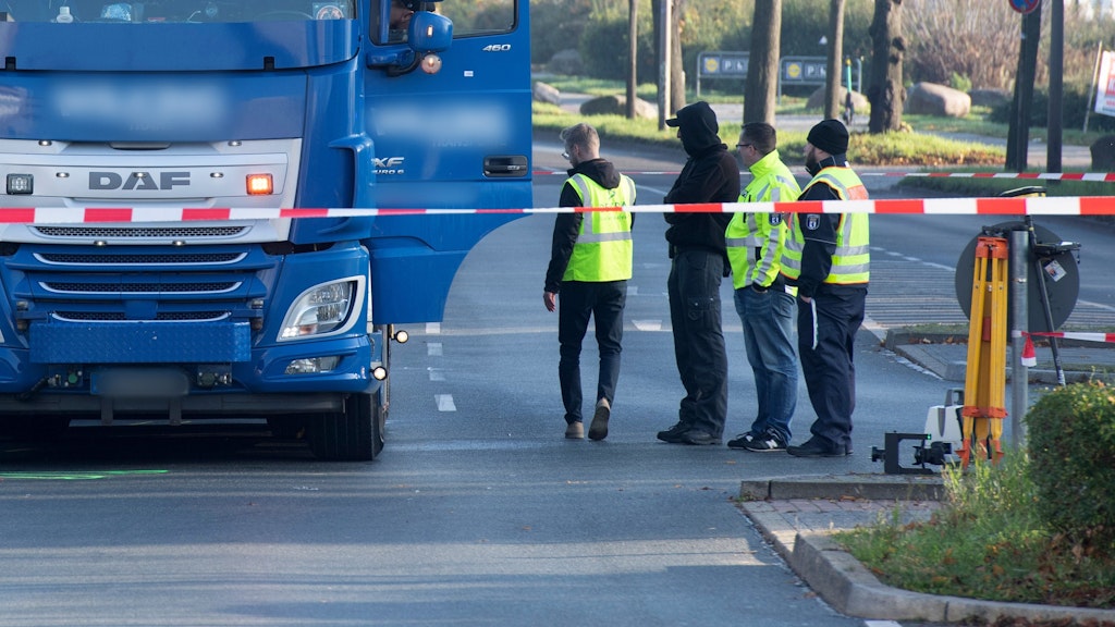 Polizeibeamte sichern nach einem Unfall auf der Wollenberger Straße/Ecke Gehrenseestraße Spuren neben einem LKW. Bei dem Unfall starb eine Radfahrerin. 