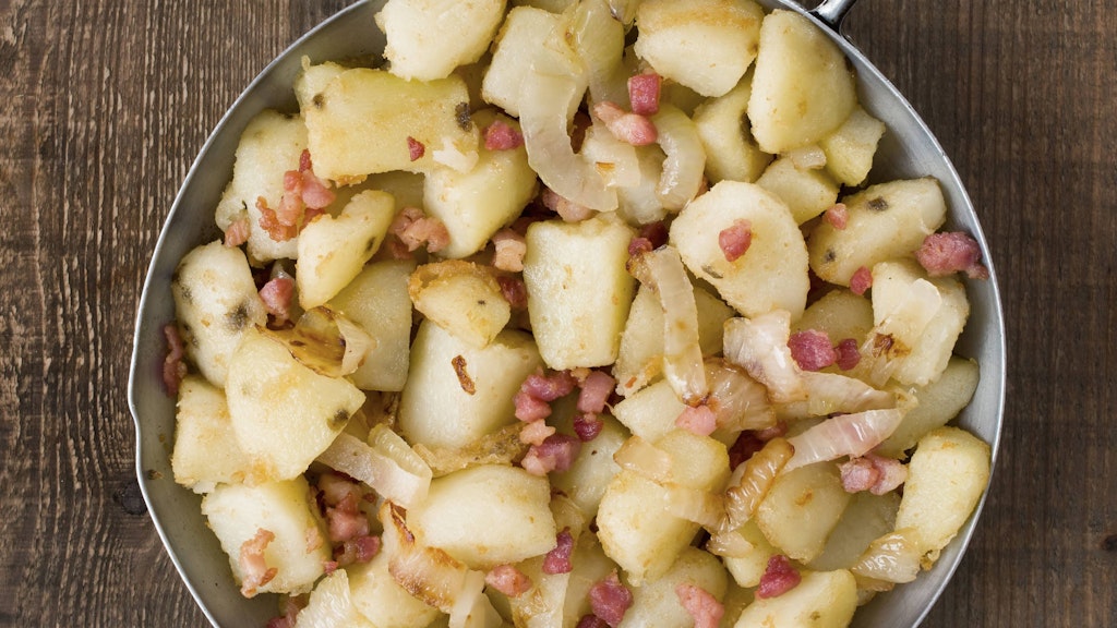 Leckere Bratkartoffeln mit Speck und Zwiebeln kann man auch aus rohen Kartoffeln zaubern.