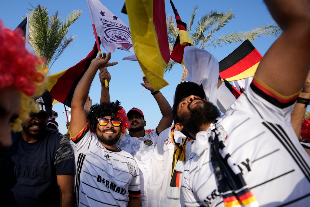 Echte Fußball-Fans oder eingekaufte Gastarbeiter? Die Fan-Paraden in Katar sorgen kurz vor dem WM-Start für Aufregung und Empörung.