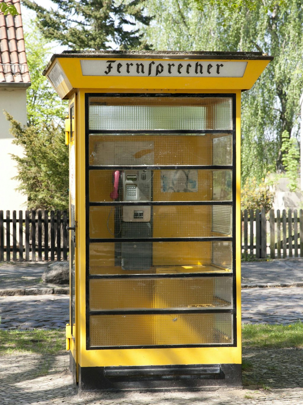 Stilvoll: Alte Telefonzelle in Reinickendorf, Ortsteil Lübars.