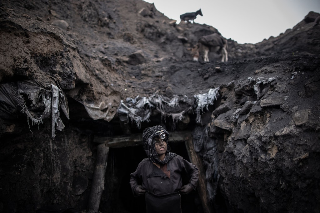 Afghanistan, Chinarak: Ein Junge, der als Bergarbeiter arbeitet, steht vor einem informellen Kohlebergwerk in Chinarak in der afghanischen Provinz Baghlan. Hunderte von Bergleuten, von Männern über 60 bis hin zu Jungen im Alter von zehn Jahren, arbeiten jeden Tag in den Minen von Chinarak. 