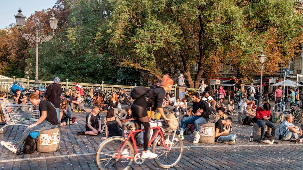 Junge Leute auf der Admiralsbrücke in Kreuzberg. Anwohner in Prenzlauer Bergbefürchten ähnliche Bilder von der neuen Schönfließer Brücke. 