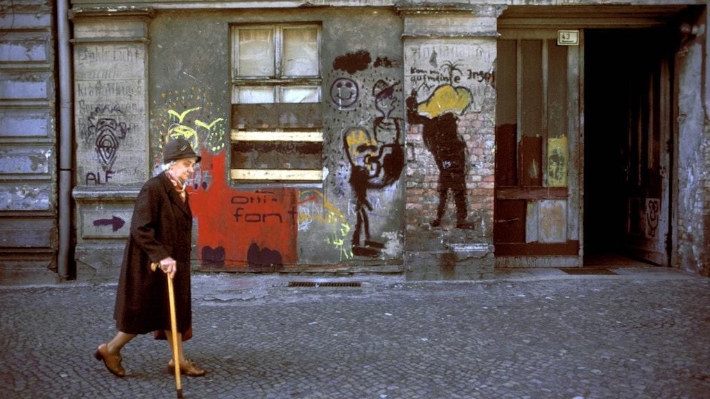 Rentnerin in der Berliner Rykestraße 1989. Bei der Rentenberechnung der DDR wurde das Durchschnittseinkommen der vergangenen 20 Jahre genommen. Dazu kamen die Zahl der Dienstjahre und Zusatzrenten und Betriebsrenten. 