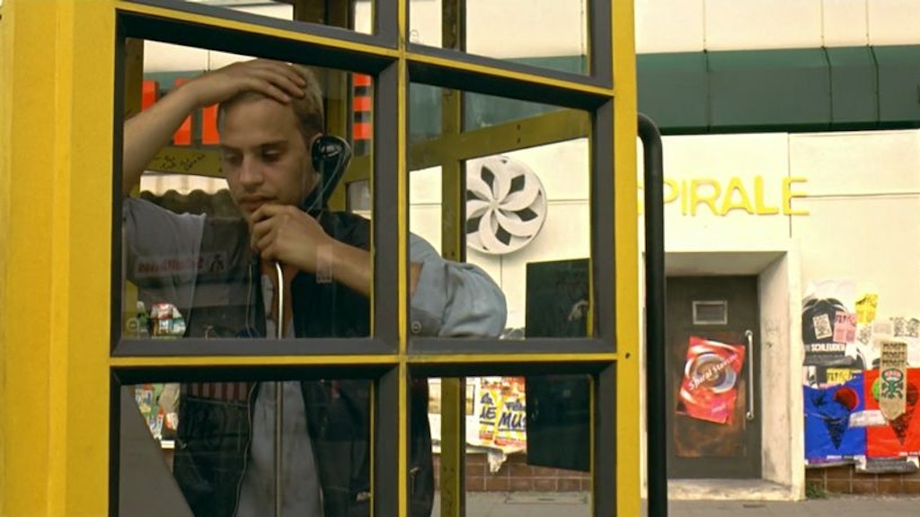 Filmszene aus „Lola rennt“. Moritz Bleibtreu als „Manni“ in der Telefonzelle.