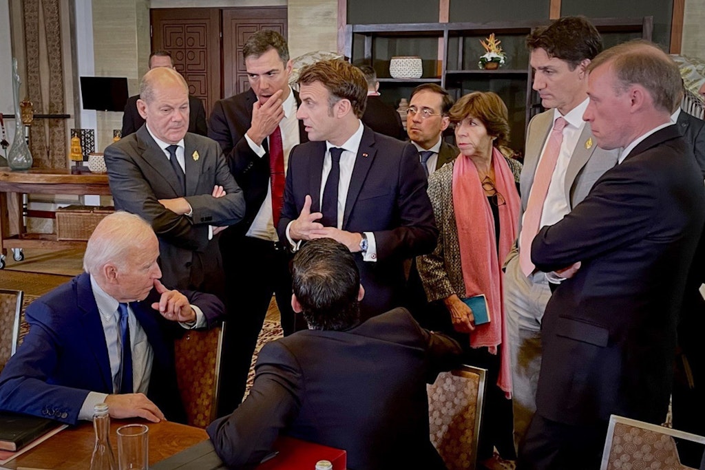 Am Morgen Ortszeit trommelte US-Präsident Joe Biden (l.) auf Bali die Teilnehmer des G20-Gipfels zusammen, darunter Bundeskanzler Olaf Scholz, neben ihm Spaniens Ministerpräsident Pedro Sánchez, Frankreichs Präsident Emmanuel Macron (M), Großbritanniens Premier Rishi Sunak (von hinten zu sehen) und Kanadas Justin Trudeau (2. v. r.)
