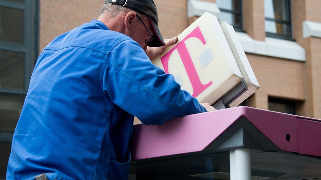 Diese Telefonzelle wird gleich ganz abgebaut. An den den bundesweit noch rund 12.000 verbliebenen Fernsprechern wird am Montag die die Münzzahlung deaktiviert. 