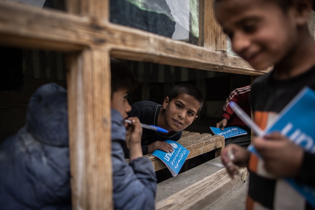  Mortasa, 8 Jahre alt, schaut aus dem Fenster eines Klassenzimmers, nachdem er mit anderen Jungen, die ihre Zeit zwischen Schule und Straßenarbeit aufteilen, eine Schulstunde besucht hat. 