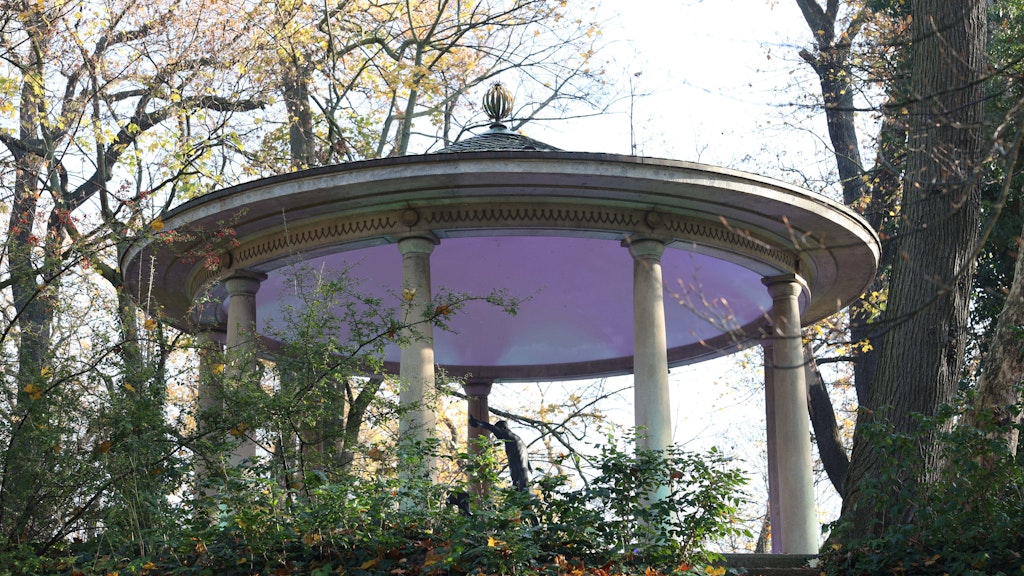 Auch am Tage verzaubern die Installationen. Hier erstrahlt der Lenné-Tempel bei einer Lichtprobe im violetten Licht.
