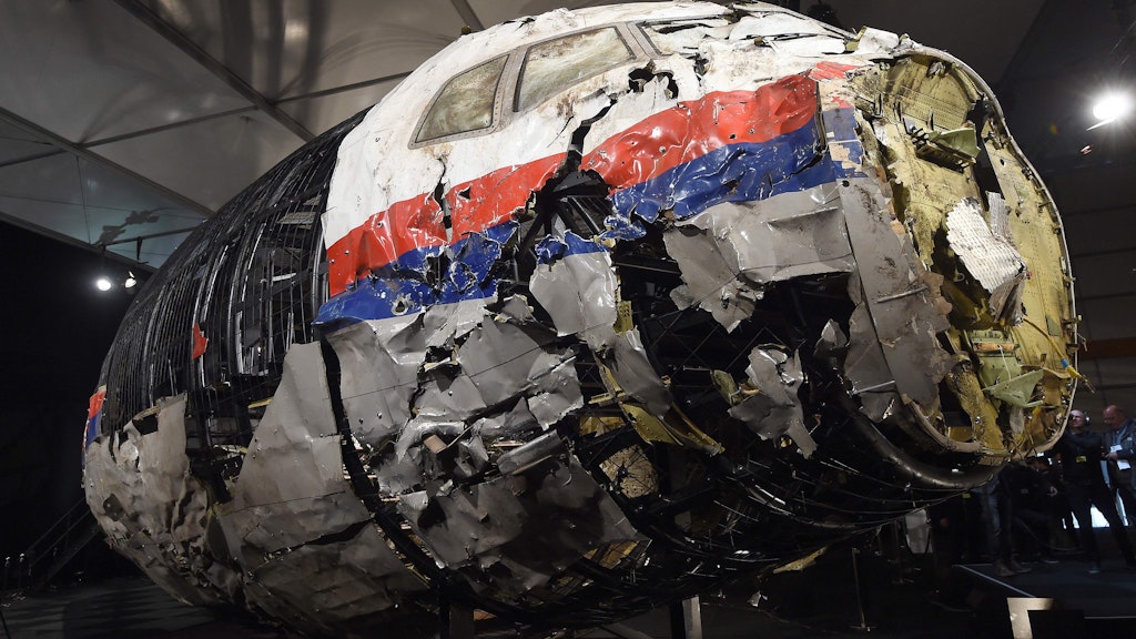 2015 waren Trümmer der Boeing zusammengesetzt, was dazu beitrug, den Grund des Absturzes zu beweisen: Eine Rakete.