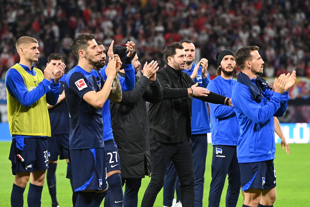 Spüren die Unterstützung der Fans: Hertha-Trainer Sandro Schwarz und seine Spieler.