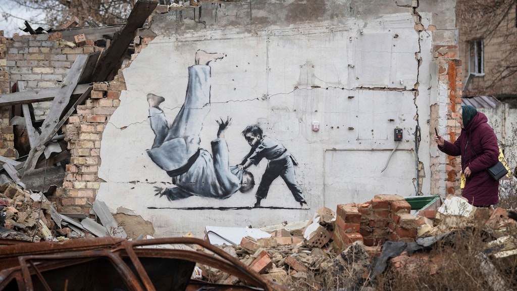 An der Wand eines zerstörten Kindergartens: Ein kleiner Judoka wirft einen erwachsenen Kämpfer zu Boden. Die Gestalt des Unterlegenen ähnelt der des russischen Präsidenten Wladimir Putin. 