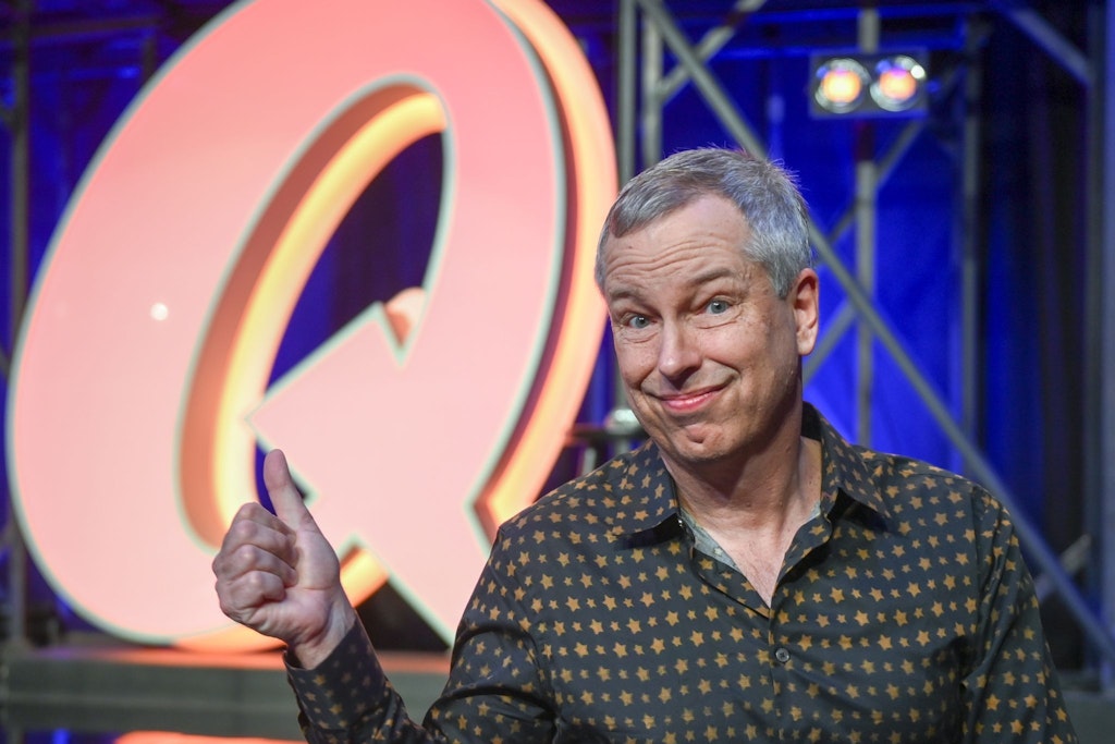 Thomas Hermanns, Moderator und Komiker, steht im Quatsch Comedy Club. 