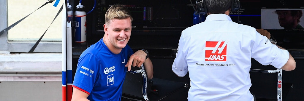 Mick Schumacher hat offenbar trotz des Aus im Team Haas gut lachen: Mercedes will ihn in der Formel 1 halten. 