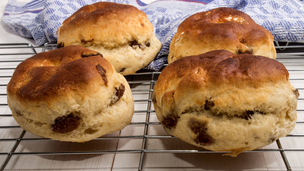 Die leckeren Rosinenbrötchen kommen bei diesem Rezept ganz ohne Hefe aus.
