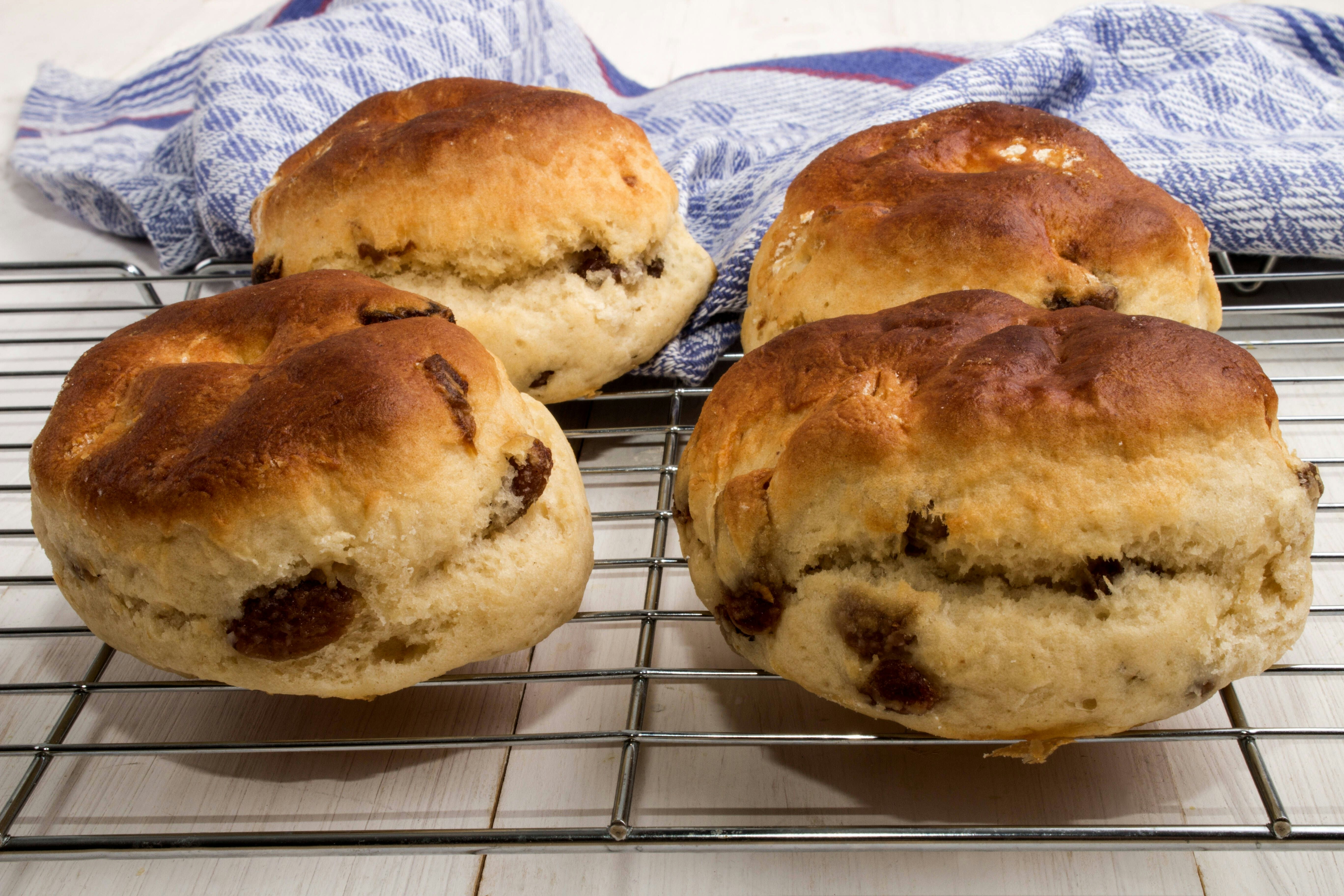 Kinderleichtes Rezept für Rosinenbrötchen: Total fluffig, total lecker ...