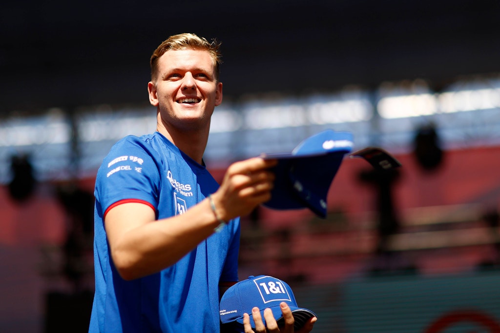 Mick Schumacher hat trotz seiner Demission bei Haas gute Laune. Vielleicht weil er schon bald bei Mercedes oder Williams unterschreibt? 