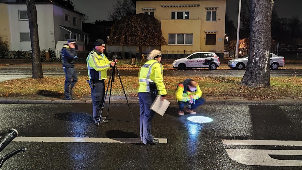 Ermittler untersuchen die Unfallstelle, nachdem ein SUV eine Frau in Neukölln überfahren hatte.