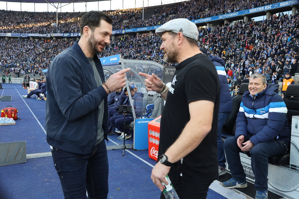 Zwei Fußballverrückte, die wegen des Turniers in Katar aber nicht im WM-Fieber sind: Hertha-Trainer Sandro Schwarz und Köln-Coach Steffen Baumgart (r.).