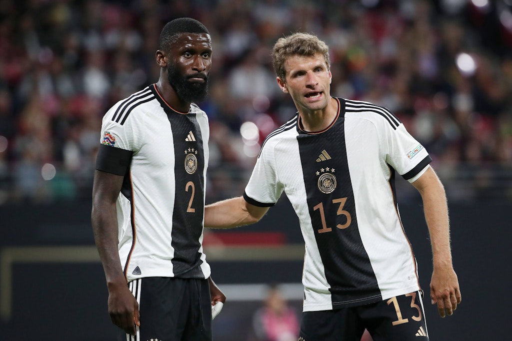 Antonio Rüdiger und Thomas Müller trainierten nach ihren Verletzungen am Freitag das erste Mal. Am Mittwoch startet das DFB-Team gegen Japan in die WM in Katar.