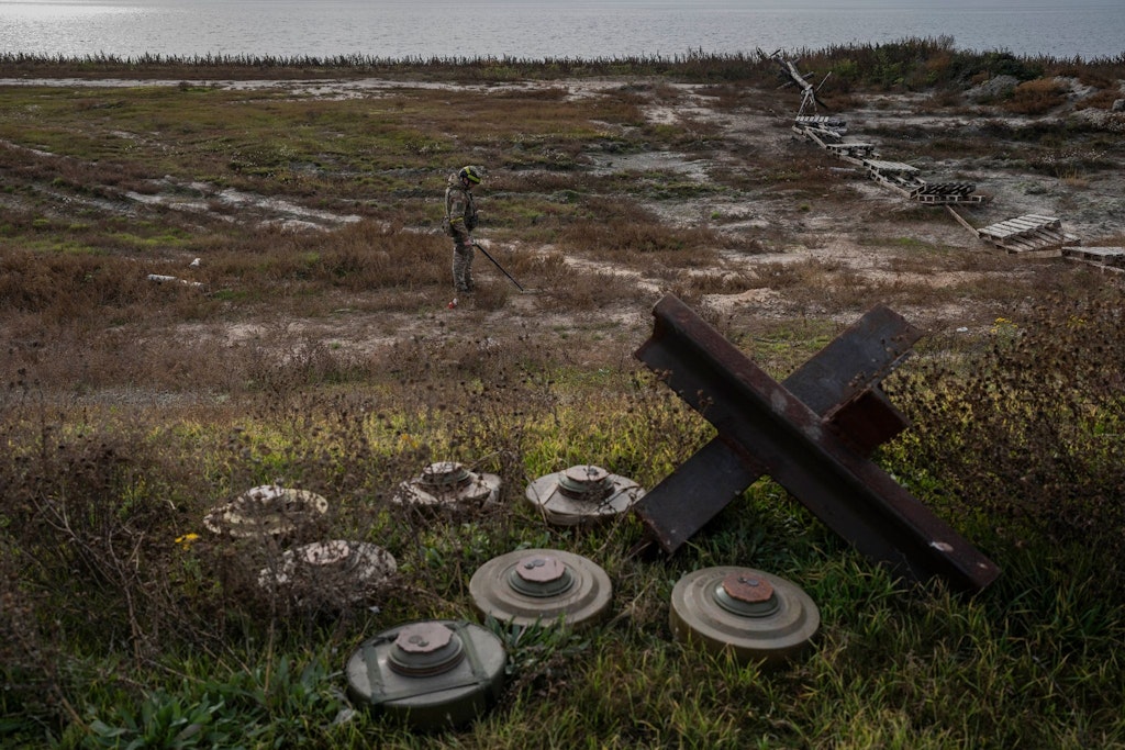 Ukrainische Soldaten suchen auf einem Feld nach Minen. Das Dorf wurde kürzlich von russischen Truppen befreit.