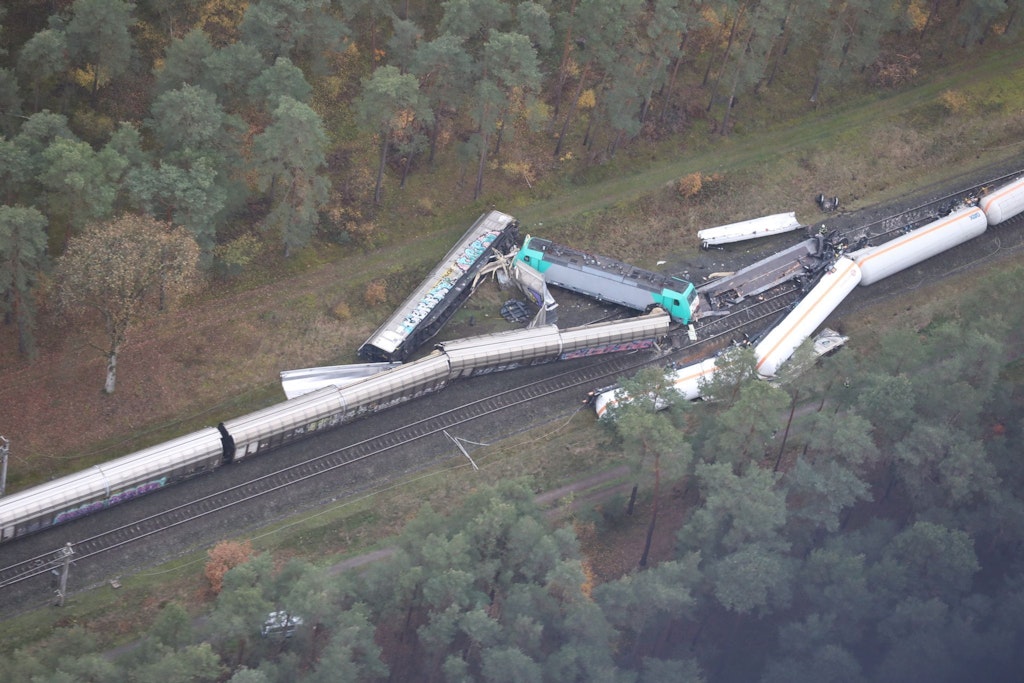 Bei dem Unglück zweier Güterzüge im Landkreis Gifhorn wurden mehrere Waggons beschädigt. Propangas strömt weiterhin aus. 