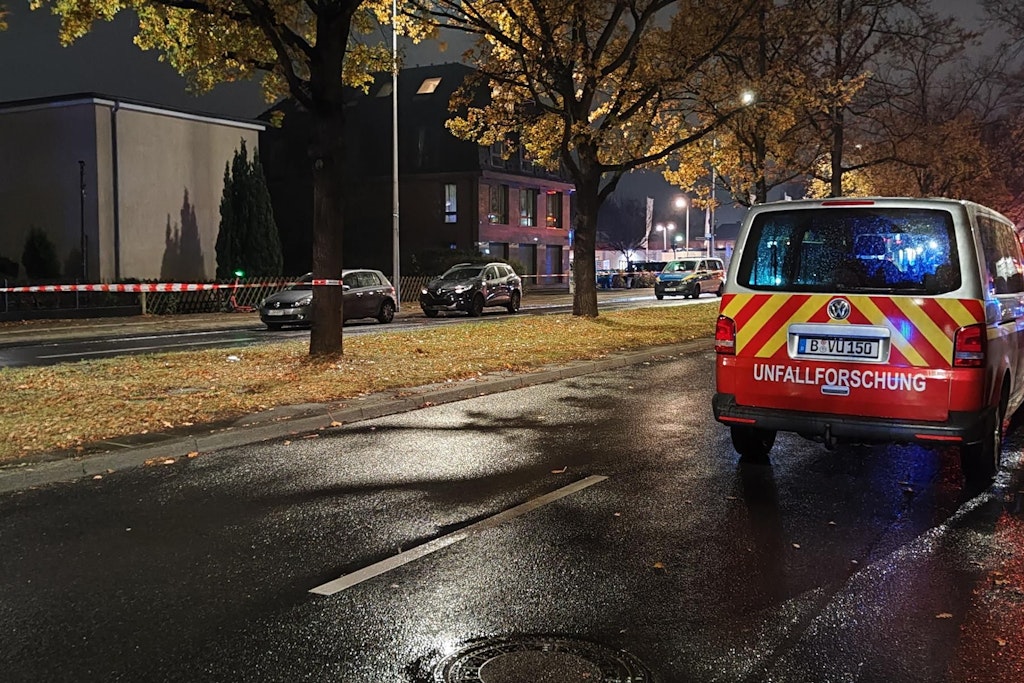 In Neukölln hat ein SUV-Fahrer eine Frau überrollt und mehr als 500 Meter mitgeschliffen.