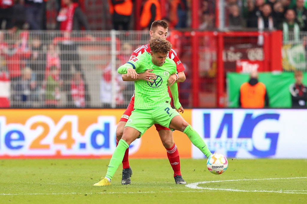 Wolfsburgs Luca Waldschmidt, hier in liebevoller Umklammerung von Robin Knoche, soll beim 1. FC Union auf dem Zettel stehen. 
