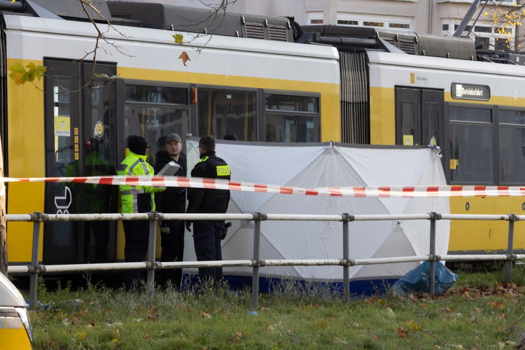 Ein Mädchen wurde heute in Johannisthal auf dem Sterndamm von einer Tram erfasst und tödlich verletzt.
