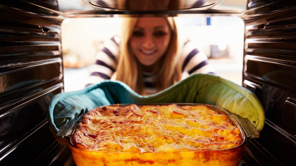 Die Lasagne braucht etwa 30 bis 40 Minuten im Ofen.