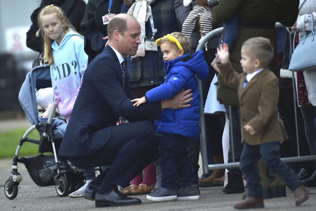 William, Prinz von Wales, umarmt den Jungen Blake Fearnley. 