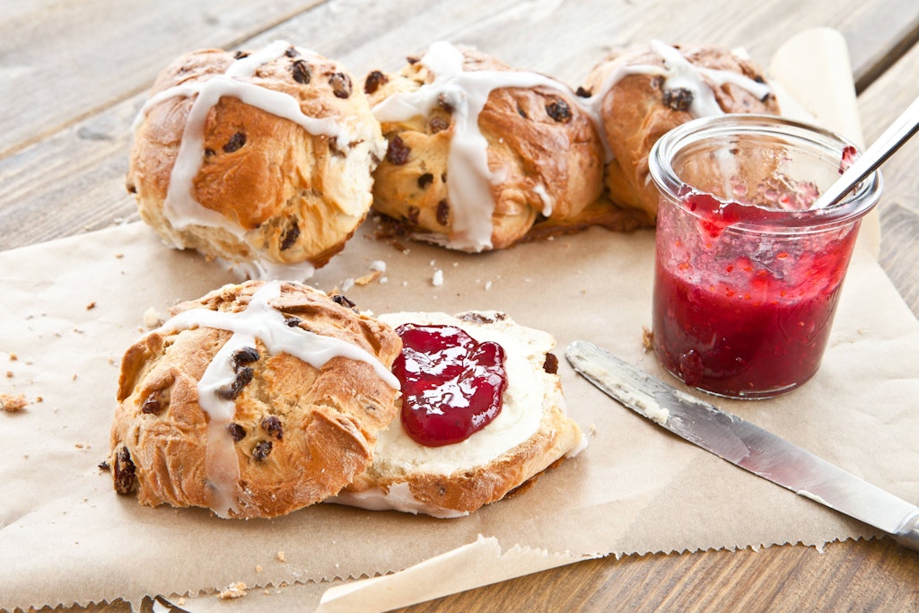 Die Rosinenbrötchen sind perfekt für alle, die es zum Frühstück gern süß mögen.