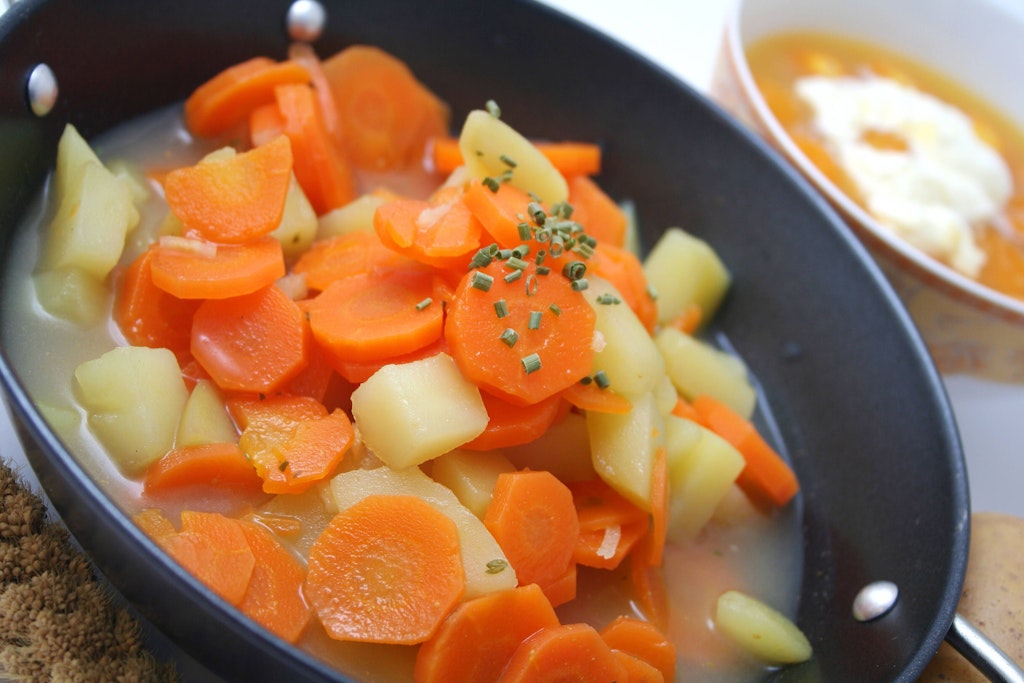 Leckerer Möhreneintopf ist schnell gemacht und nicht teuer. Probieren Sie das Rezept unbedingt aus!