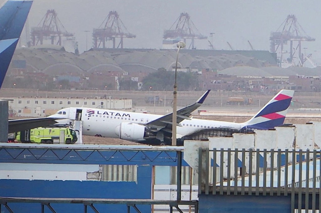 Das Flugzeug nach dem Zusammenstoß auf dem Flughafen von Lima.