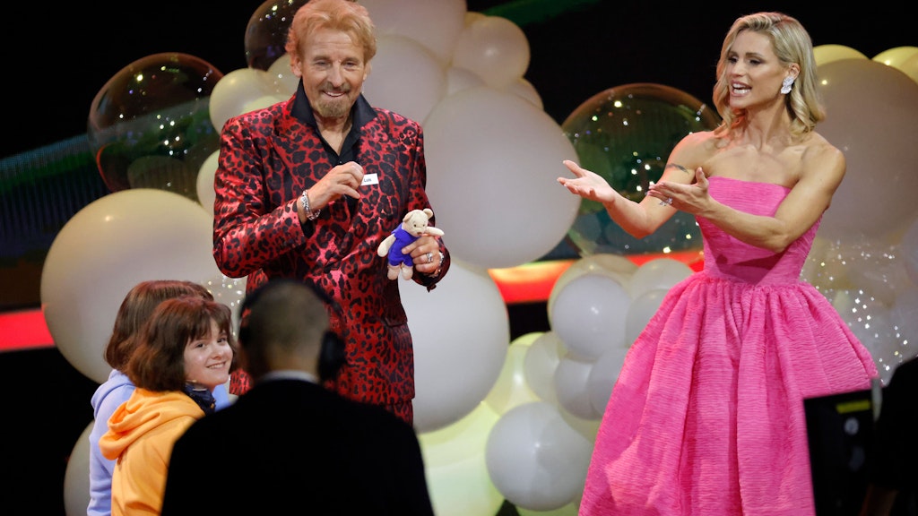 Die Zwillinge Luise und Mira Pfeiffer traten bei "Wetten, dass..?" mit Thomas Gottschalk und Michelle Hunziker bei der Kinderwette an. 