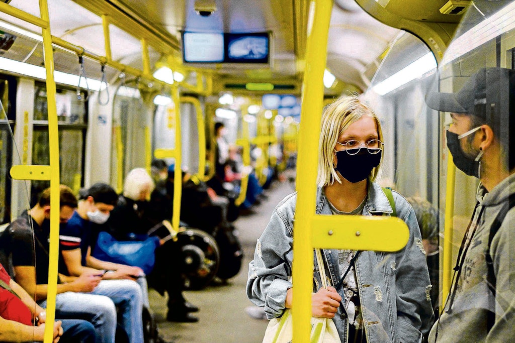 Noch gilt in Berlins Bussen und Bahnen die Maskenpflicht. Doch diese soll bald enden, wenn es nach der FDP geht.