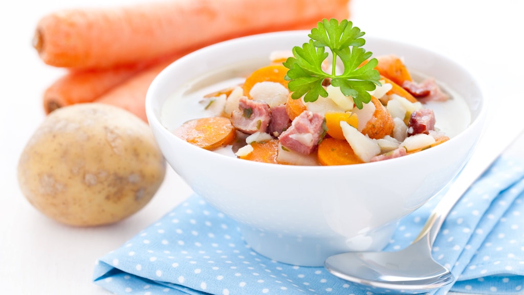 Der leckere Möhreneintopf kann auch mit Suppenfleisch zubereitet werden - das Rezept ist variabel.