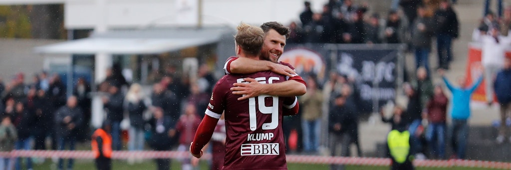 BFC-Kapitän Niklas Brandt jubelt mit Max Klump über dessen Treffer zum 3:1 beim TSV Mariendorf. 