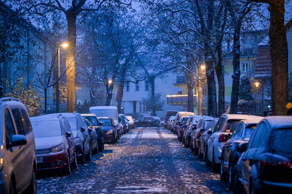 Snow blanketed a cobblestone street and parked cars in Berlin Karlshorst on Saturday afternoon. Later the snow cover continued to grow. & nbsp;