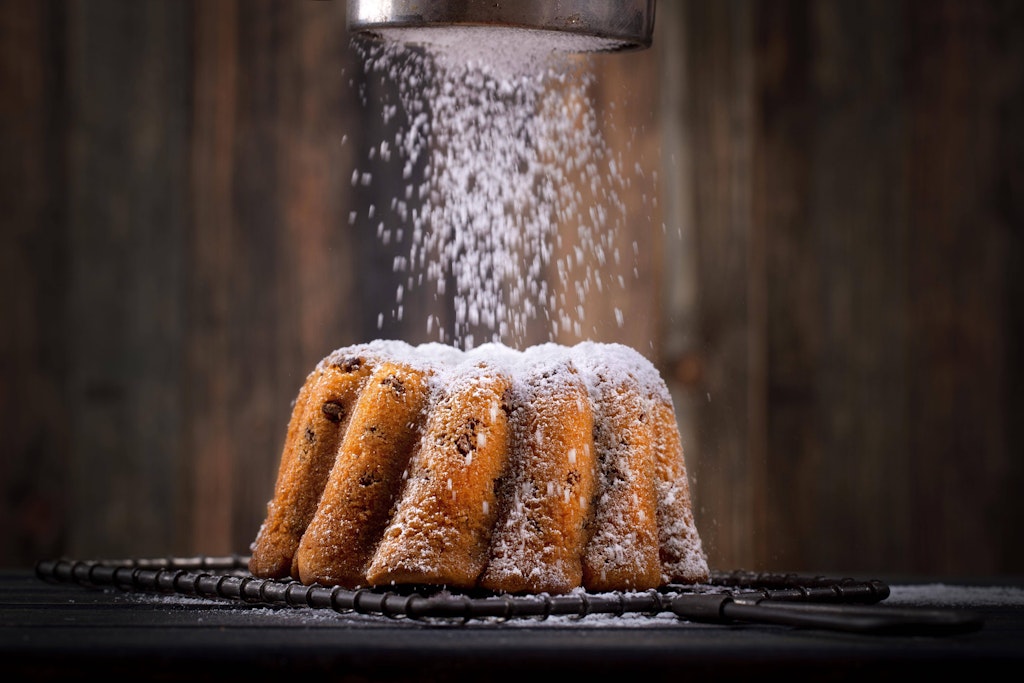 Der Glühwein-Rührkuchen schmeckt einfach herrlich - mit Puderzucker verziert wird er zum Genuss. Probieren Sie das Rezept aus!