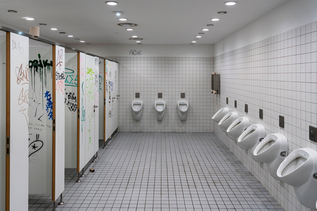 Viele öffentliche Toiletten in Berlin haben schon bessere Tage erlebt.