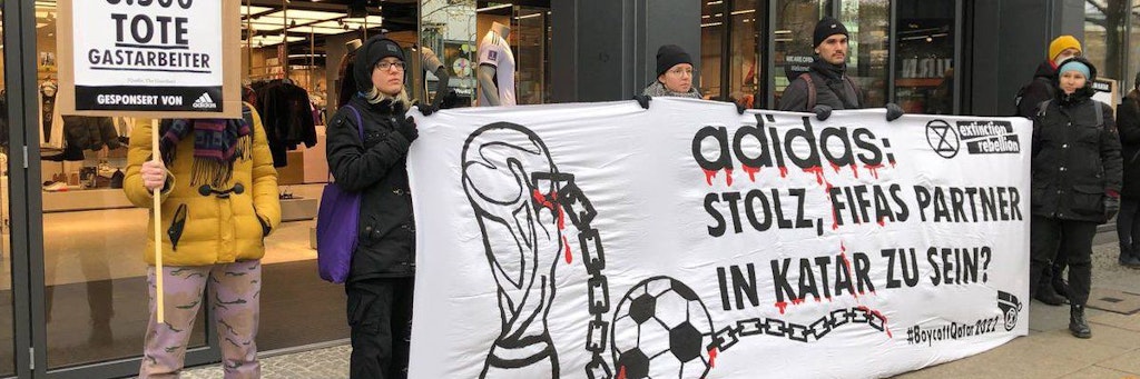 Klimaaktivisten von Extinction Rebellion blockierten am Samstag den Adidas-Store in der Berliner Tauentzienstraße.