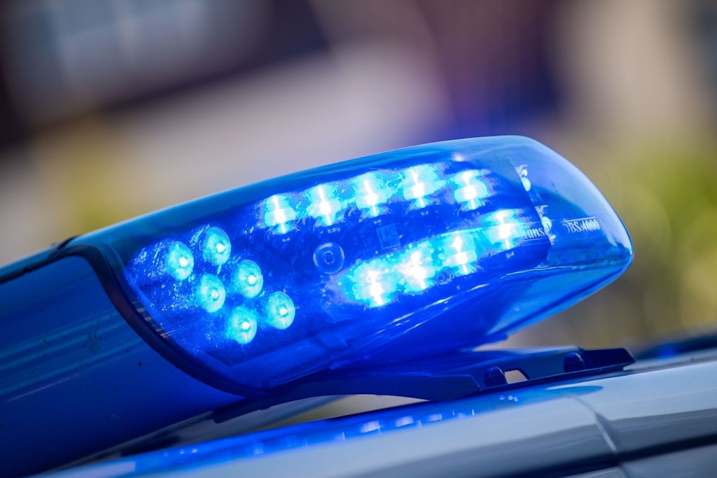 Ein Blaulicht ist auf dem Dach eines Polizeifahrzeugs zu sehen. (Symbolbild) 