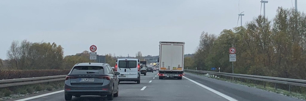 Nur noch die Überholverbots-Schilder für Lkw stehen noch an der A13. Die Tempo-130-Schilder sind weg.