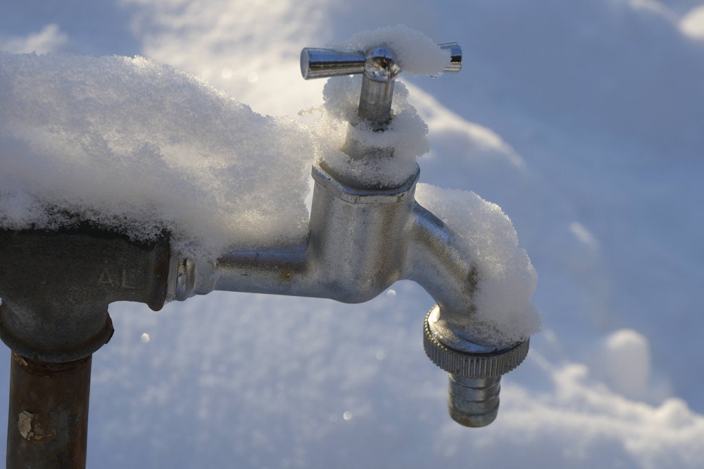 Schnee und Frost können freiliegende Wasserhähne arg zusetzen.