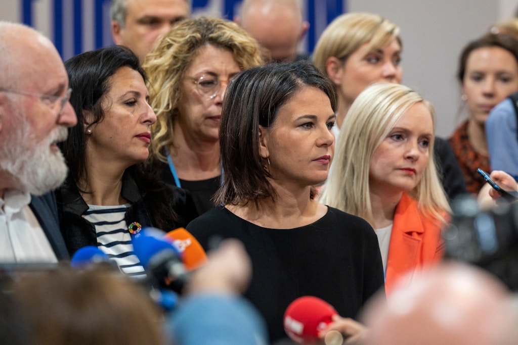 Frust: Außenministerin Annalena Baerbock (M.) und EU-Kommissionsvize Frans Timmermans ()l) sind mit dem Ergebnis der Weltklimakonferenz in Ägypten unzufrieden.