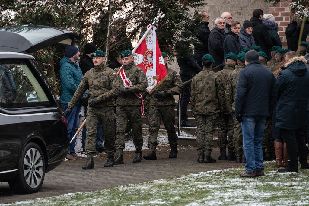 Soldaten treten hinter dem Leichenwagen an: Das Opfer (62) einer mutmaßlich abgestürzten ukraininischen Luftabwehrrakete wurde im ostpolnischen Dorf Przewodow beigesetzt.